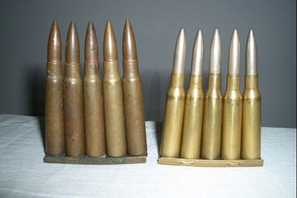 九九式步槍彈夾（左）