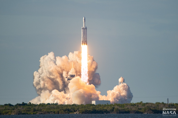SpaceX成功發射重型獵鷹運載火箭