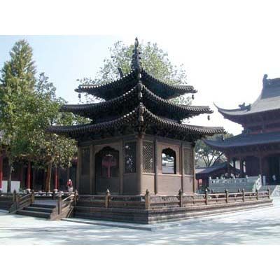 完工於2003年的古樸、肅穆的錢王祠銅獻殿