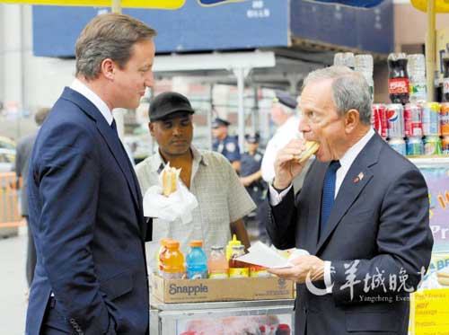 布隆伯格與到訪的英國首相在車站外吃熱狗