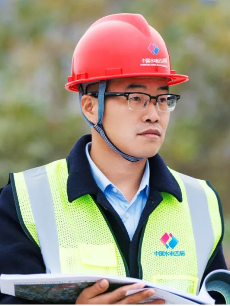 張永生(青海高原工匠、青海省級勞模(職工)創新工作室帶頭人) 張永生(青海高原工匠、青海省級勞模(職工)創新工作室帶頭人)