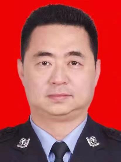 張雪峰(湖北省宜城市人民政府副市長、黨組成員,市委政法委第一副書記,市公安局黨委書記、督察長、局長) 張雪峰(湖北省宜城市人民政府副市長、黨組成員,市委政法委第一副書記,市公安局黨委書記、督察長、局長)