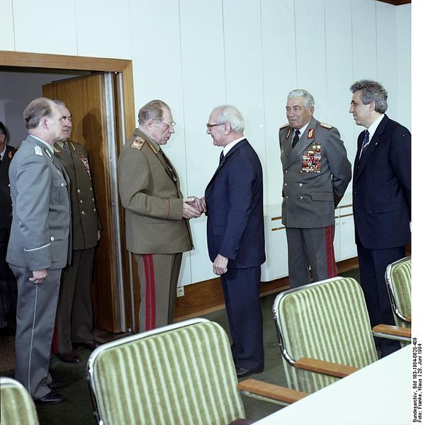 1984年在東柏林與昂納克會晤的烏斯季諾夫