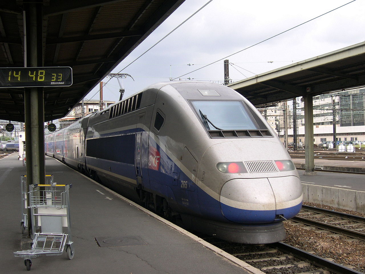 正在駛離巴黎里昂車站的TGV雙層列車