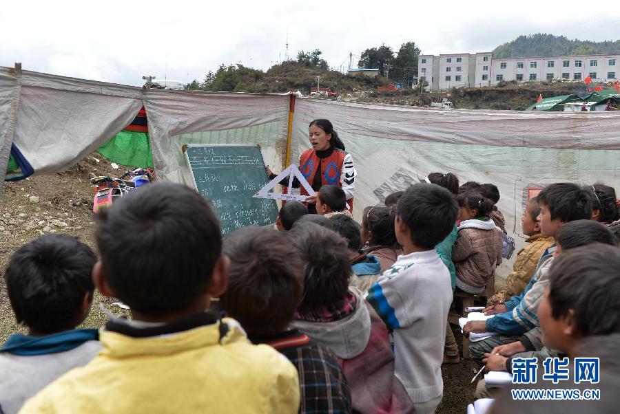 2015年4月29日地震後薩勒鄉完全國小師生在臨時帳篷上課