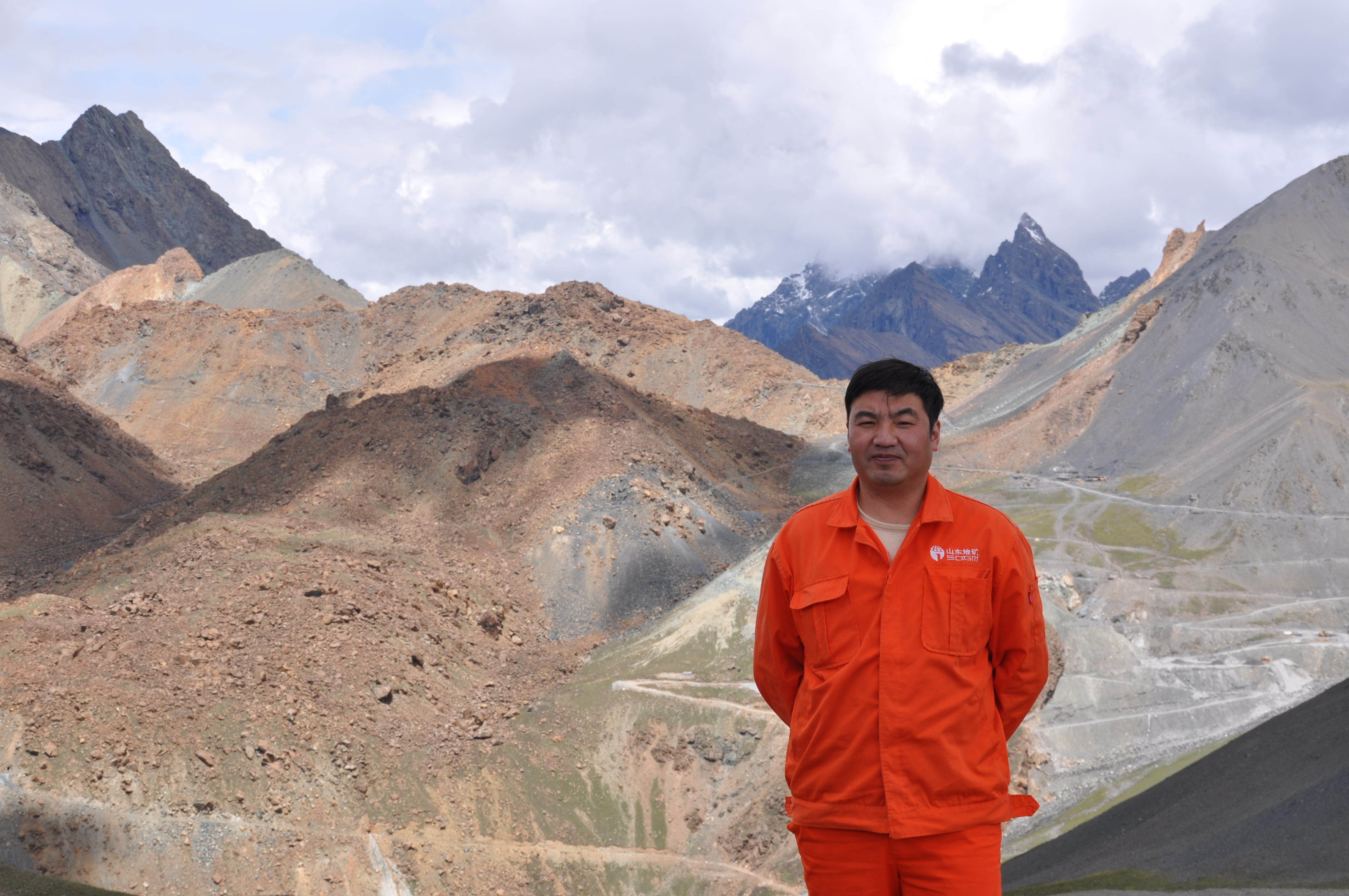 西藏5300m冰川遺蹟處工作照