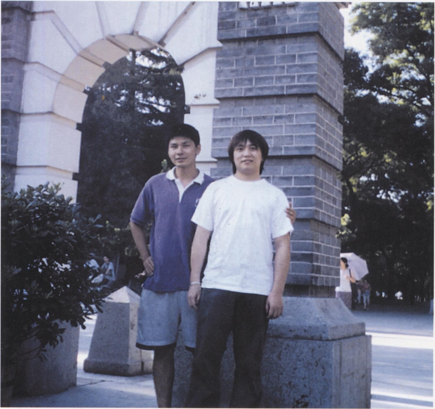 98屆王晨（右）、譚偉（左）雙雙考入清華大學