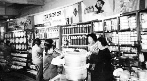 80年代青島中山路上的國營商店