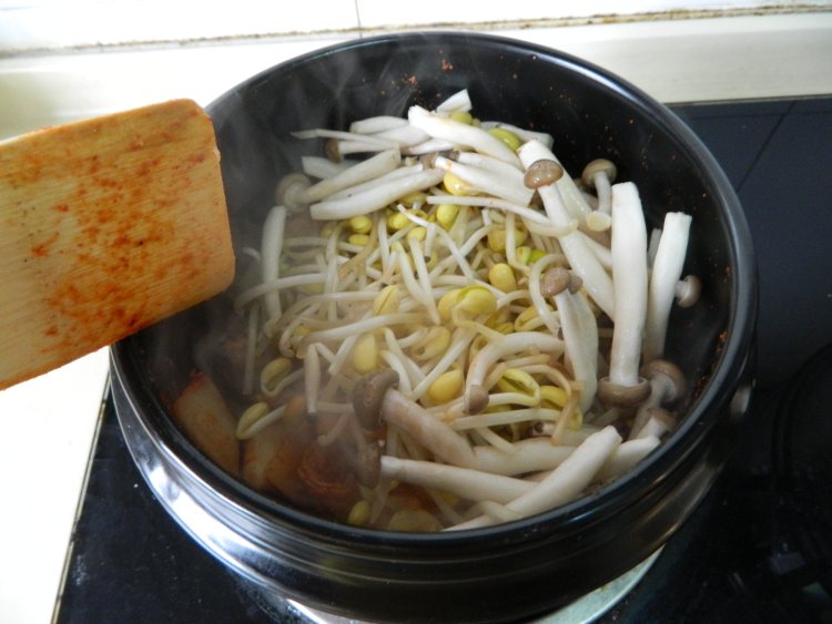 黃豆芽蘑菇煲