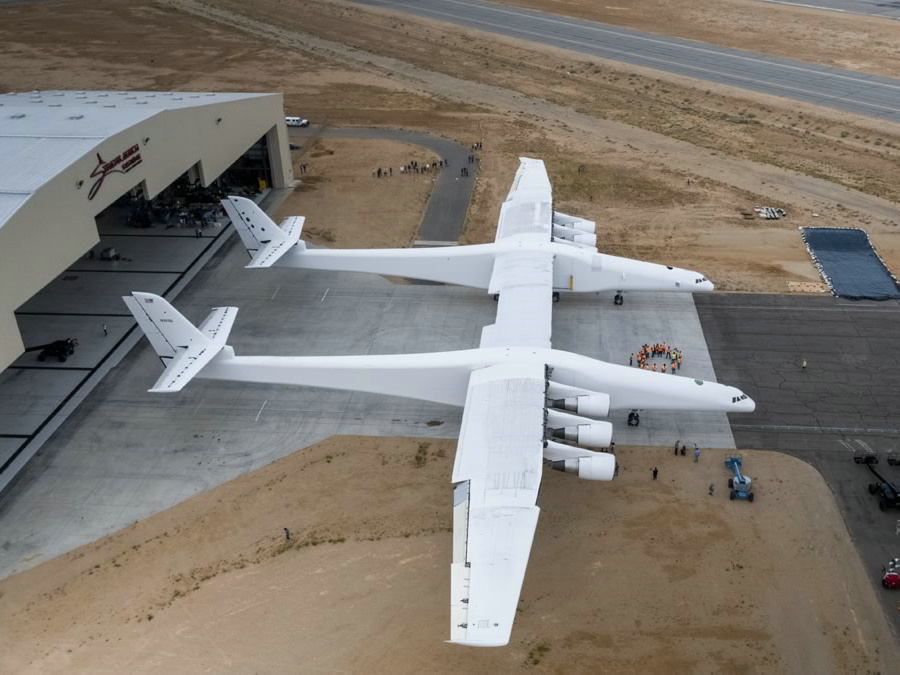 “平流層發射”巨型雙身飛機