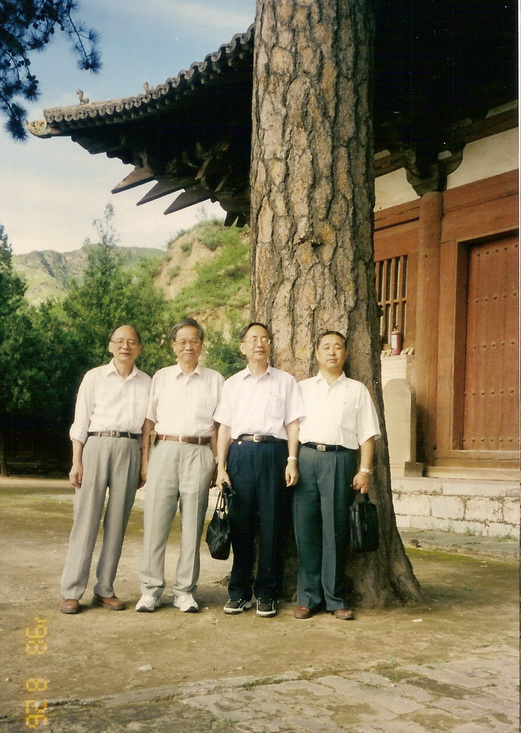 與陳存恭（左二）吳雁南、袁偉時在唐佛光寺