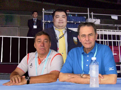 柳鳴毅(後)與羅格、國際摔聯主席合影
