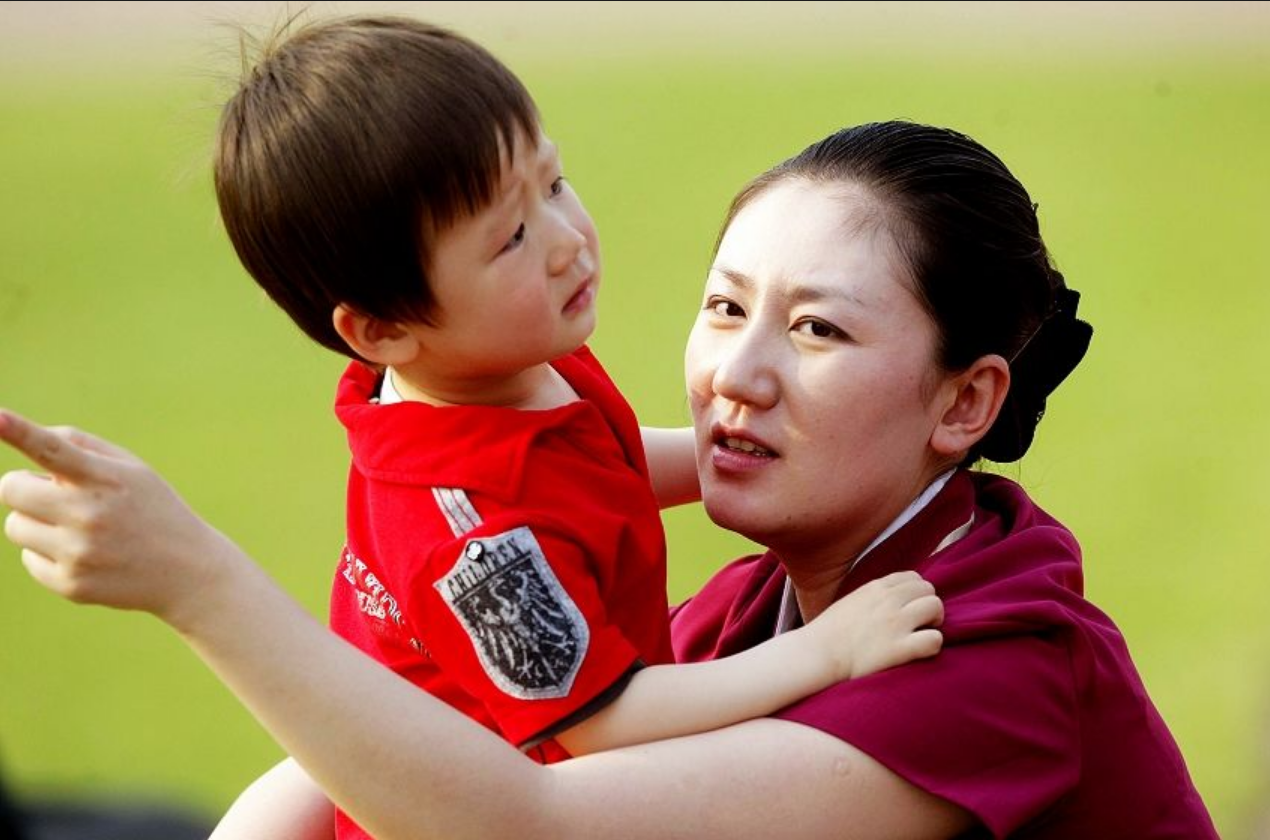 肇俊哲的妻子劉濤與兒子2009年5月21日