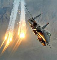 投擲熱焰彈的F15E