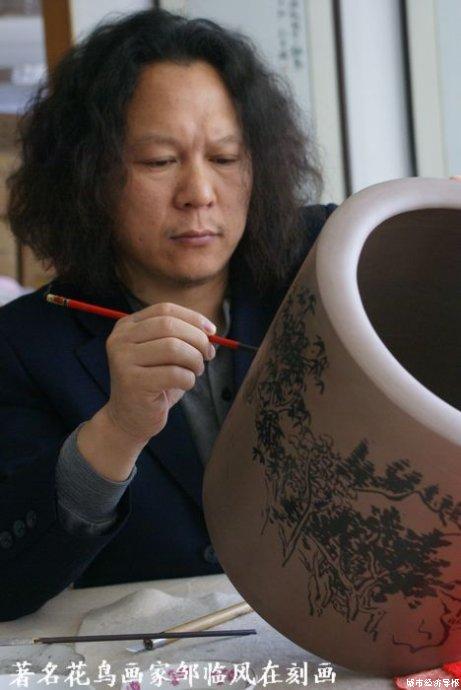 著名花鳥畫家鄒臨風在刻畫