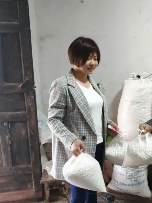 顏艷(重慶合川區三廟鎮鳳山村駐村工作隊第一書記) 顏艷(重慶合川區三廟鎮鳳山村駐村工作隊第一書記)