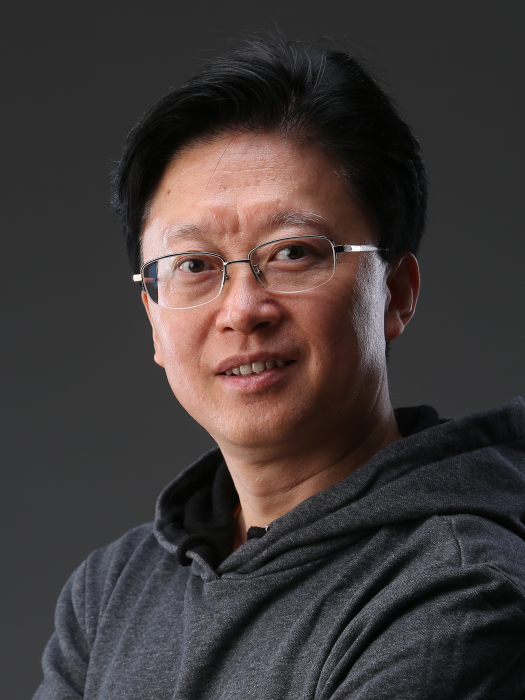 陳銳軍(媒體出版人,著名攝影家、策展人,廣東開放大學教授) 陳銳軍(媒體出版人,著名攝影家、策展人,廣東開放大學教授)