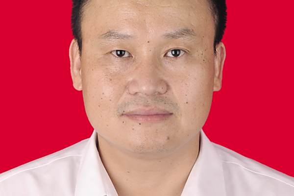 李毅(南昌市新建區溪霞中心國小支部副書記、校長) 李毅(南昌市新建區溪霞中心國小支部副書記、校長)