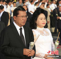高棉總統洪森和夫人出席悼念儀