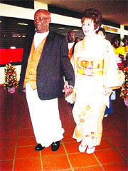 2004年，比奈薩與日本籍的山本智子結婚