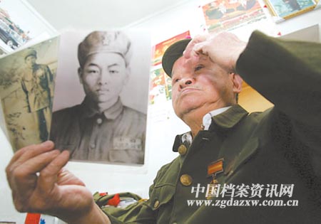 “上甘嶺烈士”胡金海出示當年的照片
