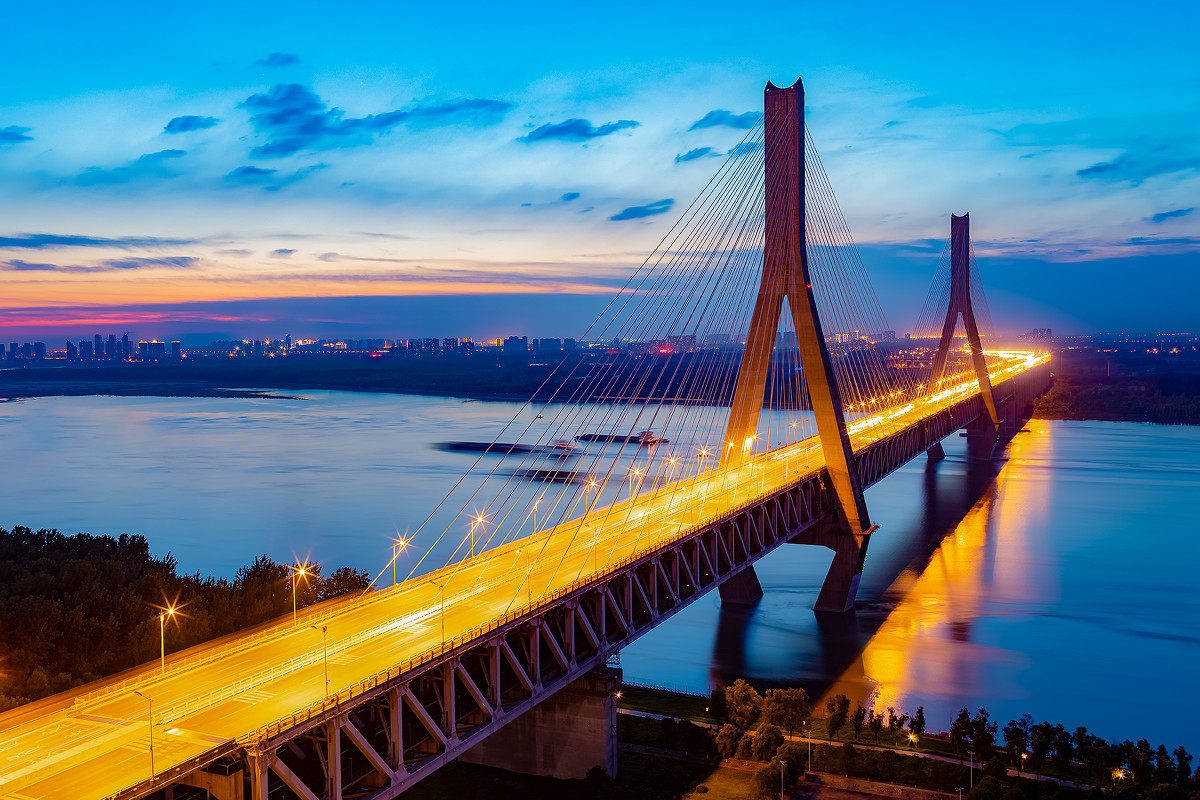 天興洲長江大橋採用了路燈智慧型監控系統