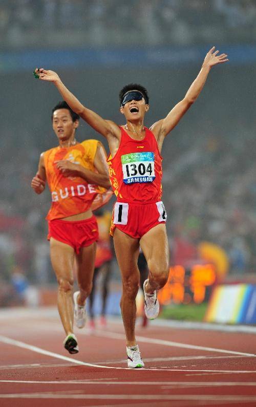北京殘奧會張振在衝過終點後慶祝
