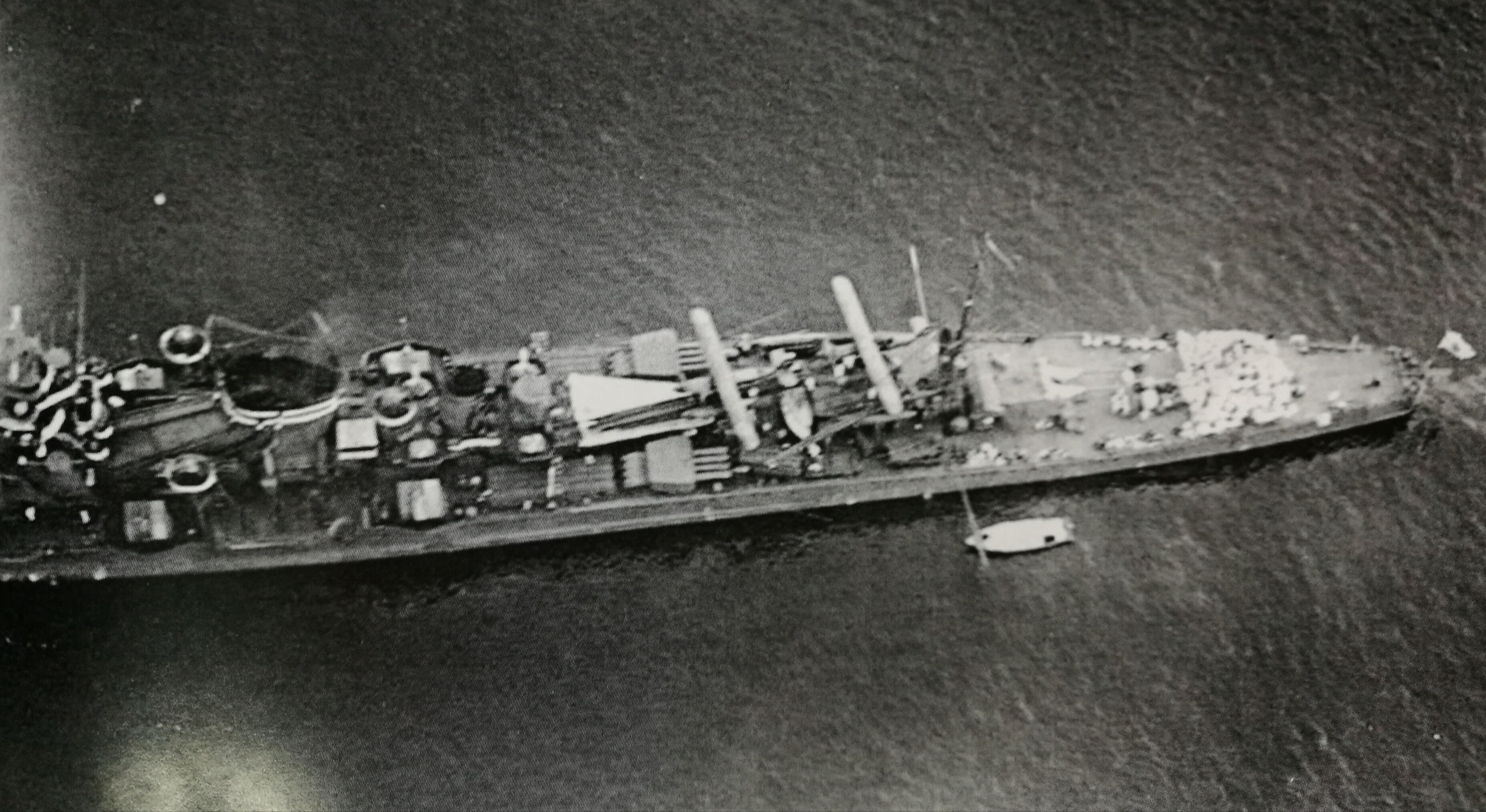 大改裝後的加古號，攝於1940年，可見九四式水偵，兩舷魚雷發射管