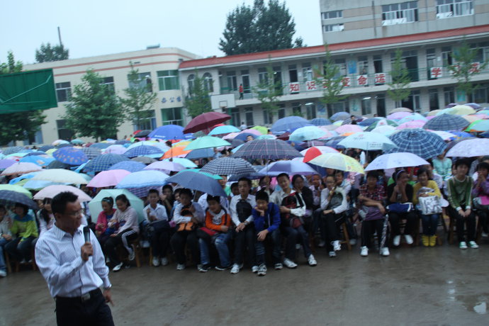 愛心講師李大偉在雨中為同學們演講