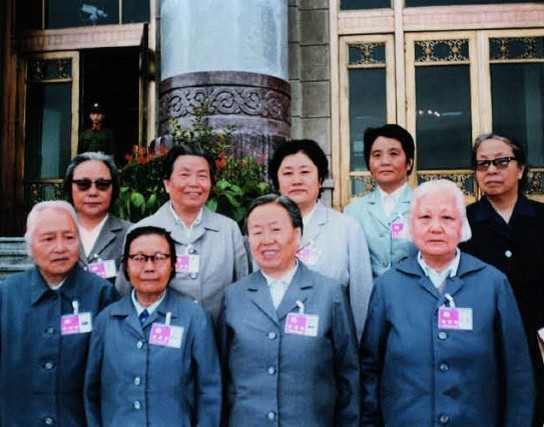 彭儒（前右）與出席12屆四中全會代表合影