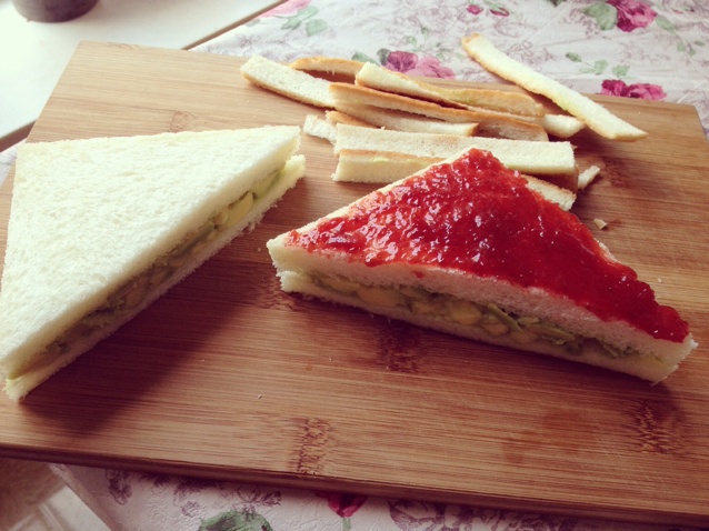 草莓牛油果三明治