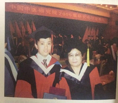 2005屆畢業典禮上王滿元與導師屠呦呦合影(翻拍自《屠呦呦傳》)