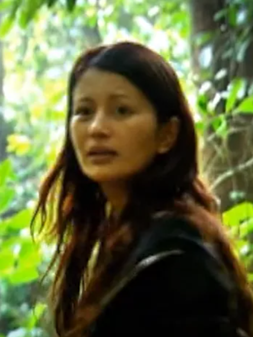 何爽(懸疑劇《幻想之旅》中的角色,由卡傑琳娜飾演。) 何爽(懸疑劇《幻想之旅》中的角色,由卡傑琳娜飾演。)
