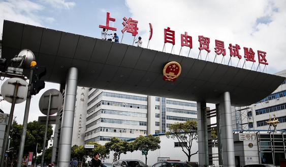上海市人民代表大會常務委員會關於在中國（上海）自由貿易試驗區暫時調整實施本市有關地方性法規規定的決定