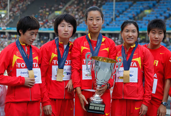 團體冠軍中國隊合影，手持獎盃者為朱曉琳。