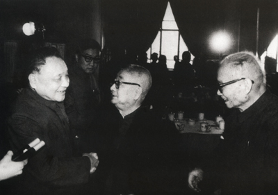 鄧小平和農工黨主席季方(右一)握手。