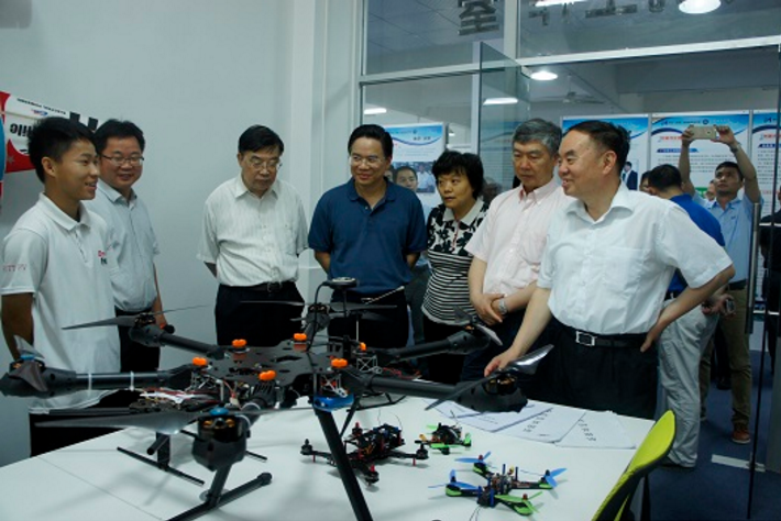 中國工程院院長周濟和學院科技團隊成員交談