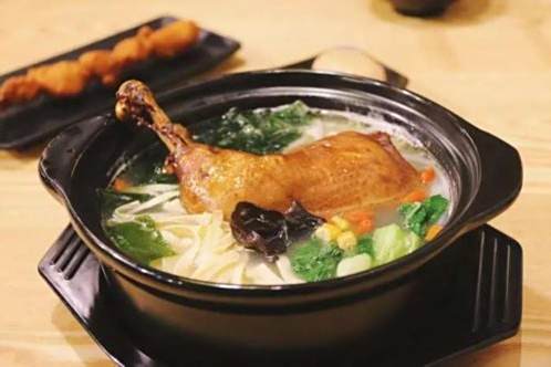 雞腿米線 雞腿米線