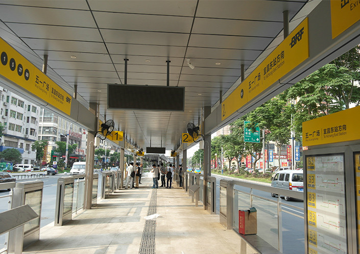BRT五一廣場站內部