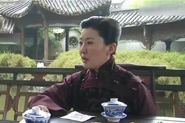 陳笑天(民國劇《女人花》中的虛構角色,由演員賈雨萌飾演) 陳笑天(民國劇《女人花》中的虛構角色,由演員賈雨萌飾演)