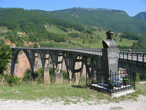 橋的設計者雕像和重建後的塔拉河谷大橋