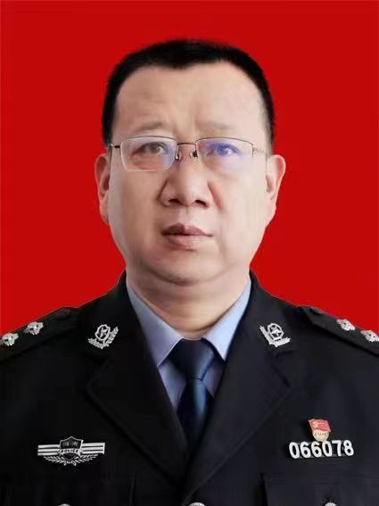 余方生(河南省商丘市梁園區人民政府副區長(掛職),商丘市公安局梁園分局黨委書記、局長、二級高級警長) 余方生(河南省商丘市梁園區人民政府副區長(掛職),商丘市公安局梁園分局黨委書記、局長、二級高級警長)