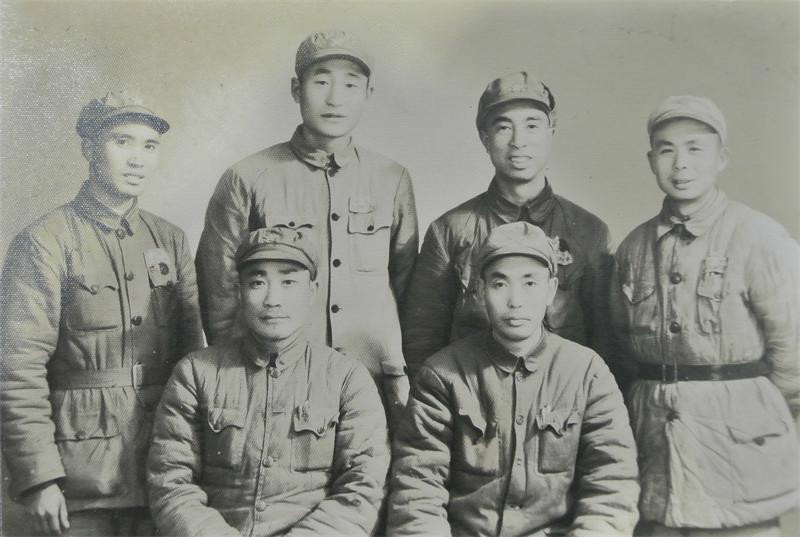 49年初.十八軍在豫皖蘇成立時軍首長的合影