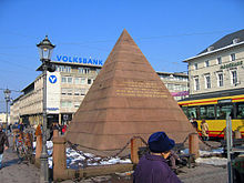 卡爾斯魯厄廣場的金字塔，威廉安葬在地下室