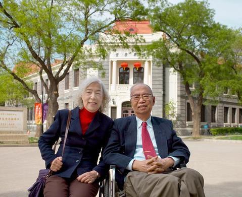 趙家和教授和妻子在清華大學的合影（2012年5月3日攝）