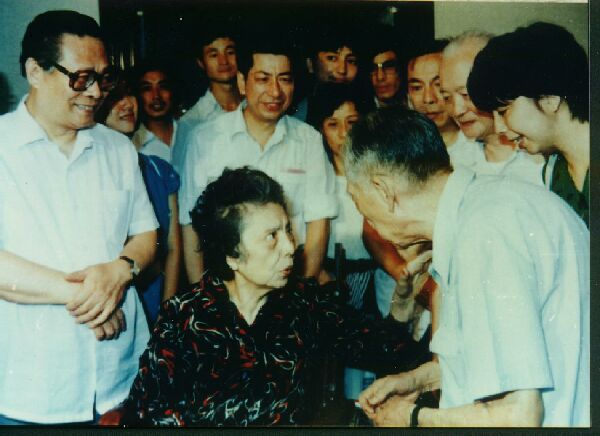 時任上海市市長的江澤民同志親切看望周仁夫人（1987年）