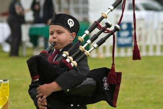 演奏蘇格蘭高地風笛的孩子