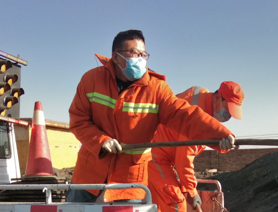 周鵬(寧夏公路管理中心陶樂公路養護站副站長) 周鵬(寧夏公路管理中心陶樂公路養護站副站長)
