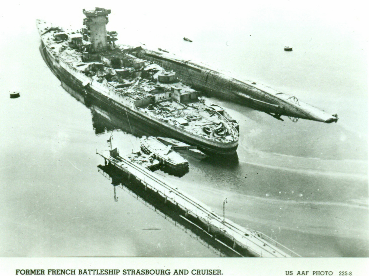斯特拉斯堡號被炸後的殘骸