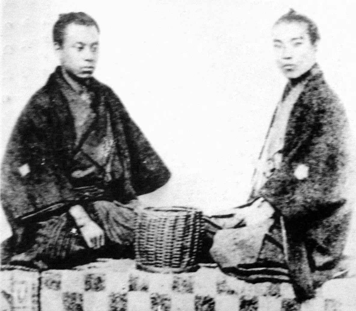 佐佐木高行（左） 和岡本健三郎